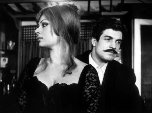 Ömer Lütfi Akad ustanın yönettiği, Safa Önal'ın oya gibi işlediği senaryoya sahip 1968 yapımı siyah beyaz melodram: Vesikalı Yarim