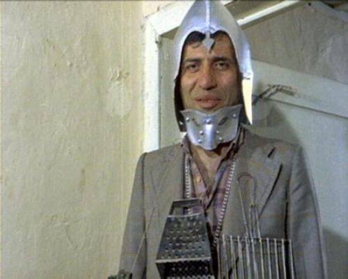 Kemal Sunal - Ortadireğin Sesi - Zenginin daha zenginleştiği yıllarda dar gelirli daha da fakirleşecektir. Adına Ortadirek denilen bir kesim ortaya çıkmıştı