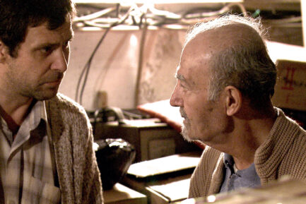 11'e 10 Kala: Pelin Esmer'in ilk uzun metraj filmi, Koleksiyoncu belgeselinden doğan kurmaca. Nejat İşler ile Mithat Esmer.