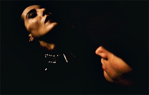 Şeyma Akgöz'den Cadılar Bayramında İzleyebileceğiniz 2000ler Öncesi 5 Kült Korku Filmi önerisi - Karanlık Sular