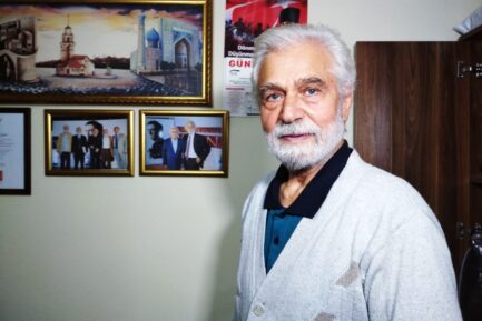 Levent Çakır : "Acıdan geberen eski Yeşilçam emektarı" fotoğraflarının ve onlara eşlik eden ağlak haberlerin tashihidir.