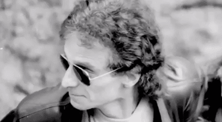 Mehmet Sertan Ünver’in ele aldığı konuyu hakkıyla aktarabildiği belgesel Blue, şu an hayatta olmayan iki elemanının hikayesiyle beraber grubun, ‘90’ların hikayesini anlatıyor.