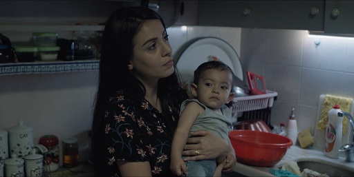 Fikret Reyhan'ın ikinci uzun metraj filmi Çatlak (2020), çoğunluk mensubu orta direk ailenin olumsuz bir durum karşısında yalpalamasını, belgesel tadındaki anlatımıyla bizlere sunuyor.