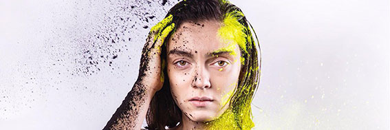 Merve Dizdar, Kuru Otlar Üstüne filmindeki rolüyle Cannes Film Festivali'nde En İyi Kadın Oyuncu ödülüne layık görüldü. Böylece Dizdar, bu ödülü Türk sinemasında kazanan ilk isim oldu.